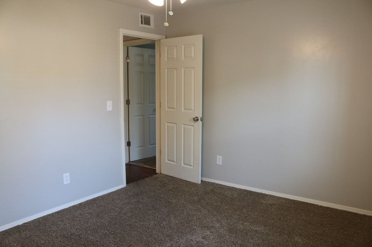 Monteclaire Apartments/HLF Investments MO LLC - Photo 7 of 11