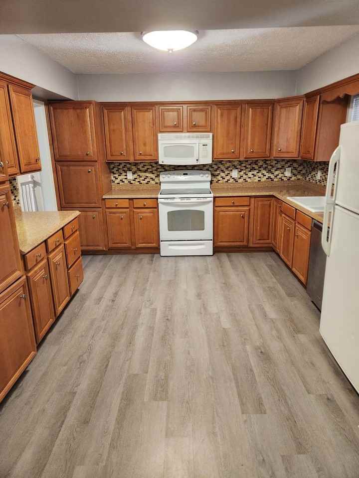 7815 Grover St - Photo 4 of 18