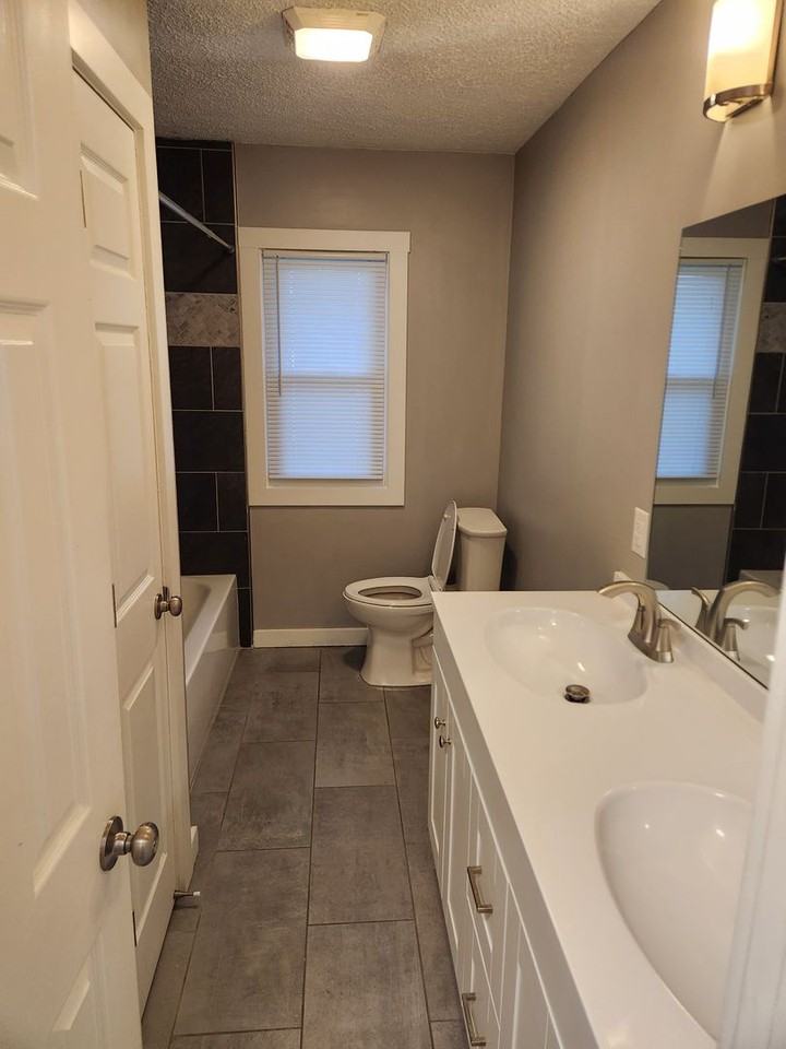 7815 Grover St - Photo 6 of 18
