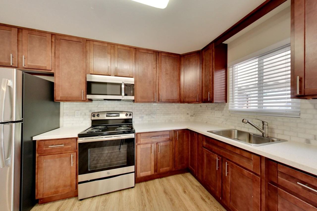 Midway Manor Apts. - Photo 6 of 11