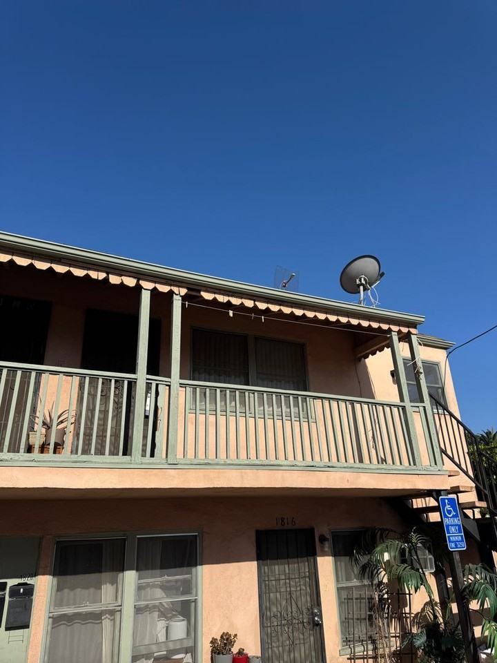 1816 Hillhurst Ave - Photo 4 of 17
