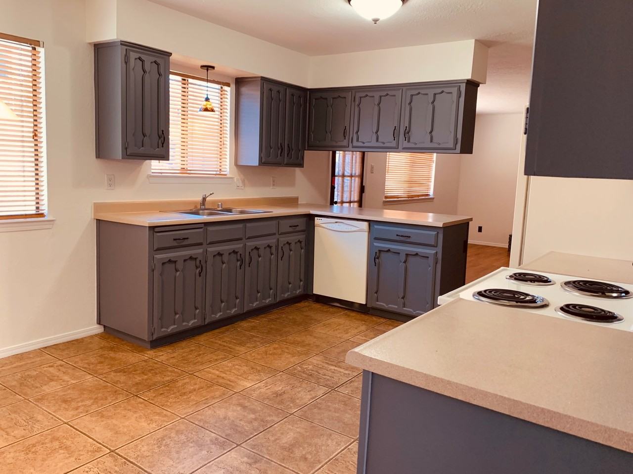 7516 Republic Dr Ne - Photo 3 of 18