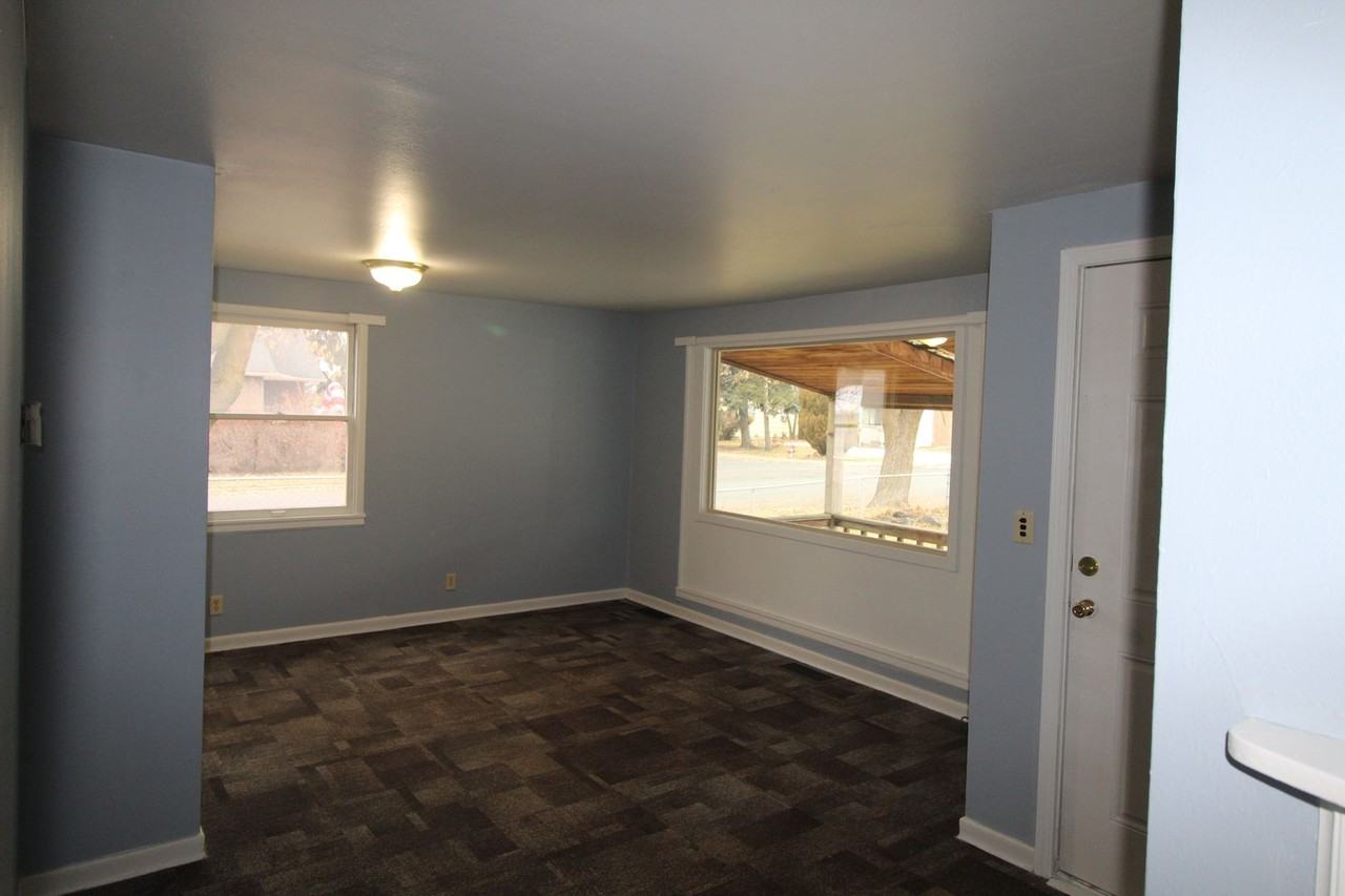 1204 E Bismark Ave - Photo 2 of 15