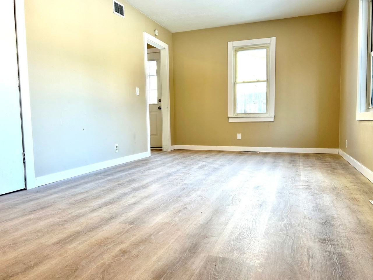 1504 Custer Rd - Photo 3 of 20