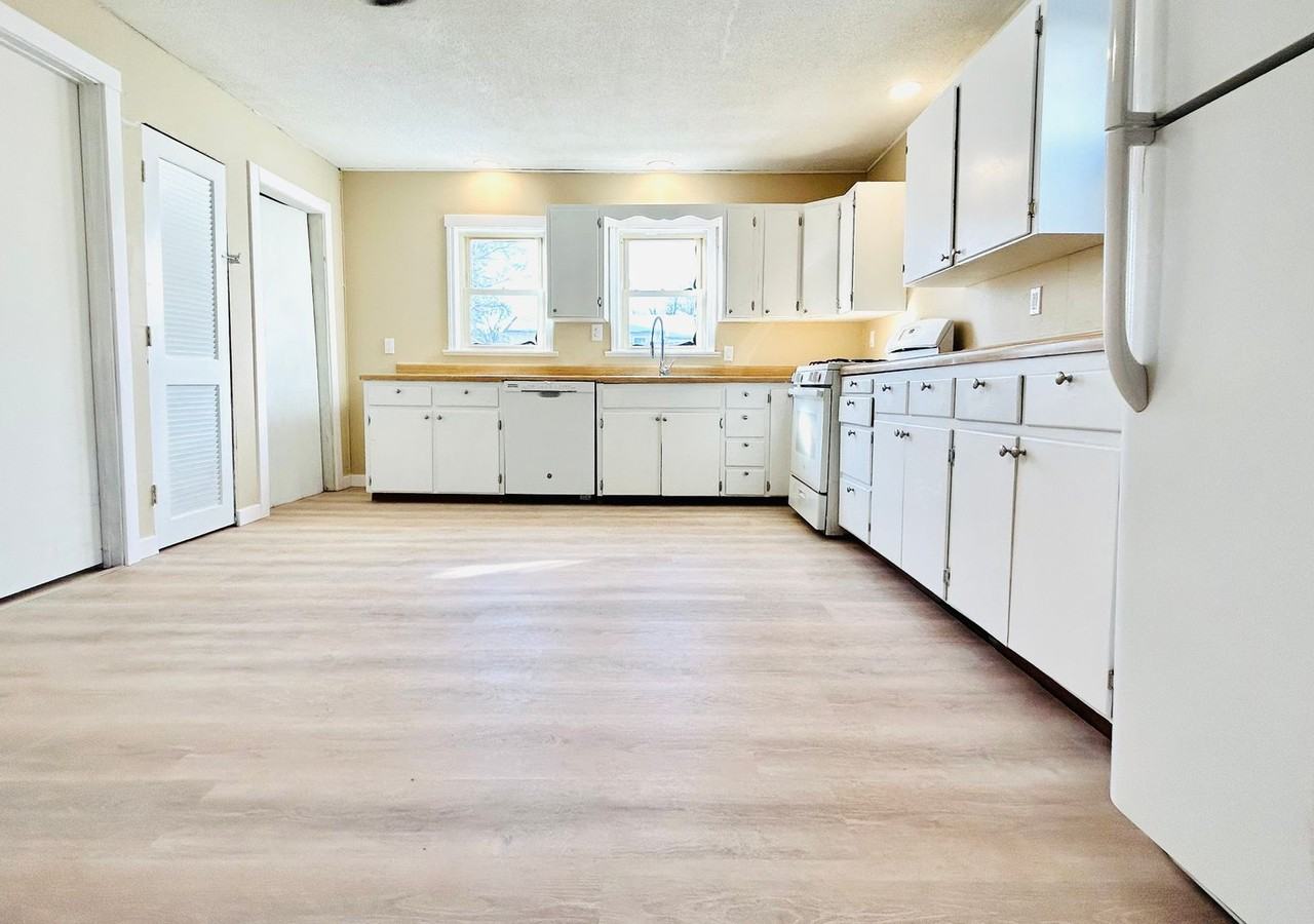 1504 Custer Rd - Photo 4 of 20