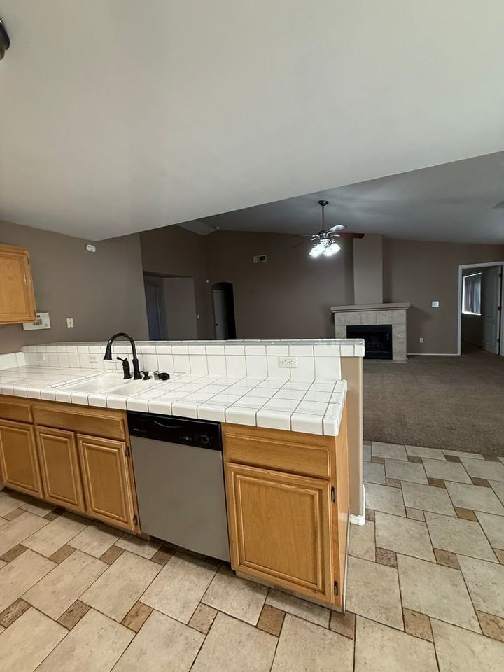 400 Gandola Dr - Photo 4 of 14