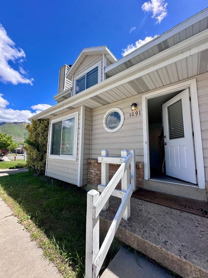 1091 Shepard Ln - Photo 2 of 33