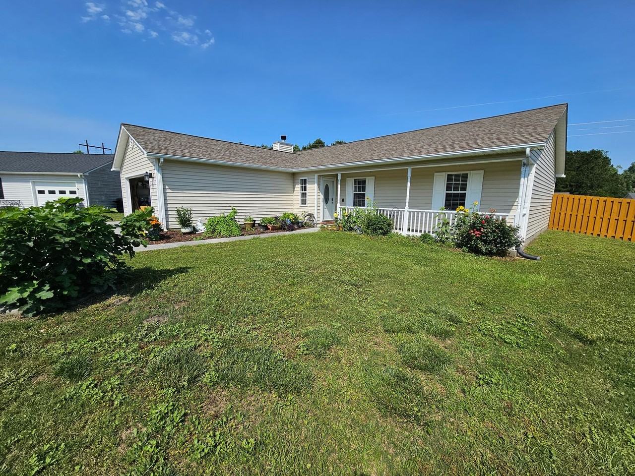 204 Daplin Pl - Photo 2 of 10