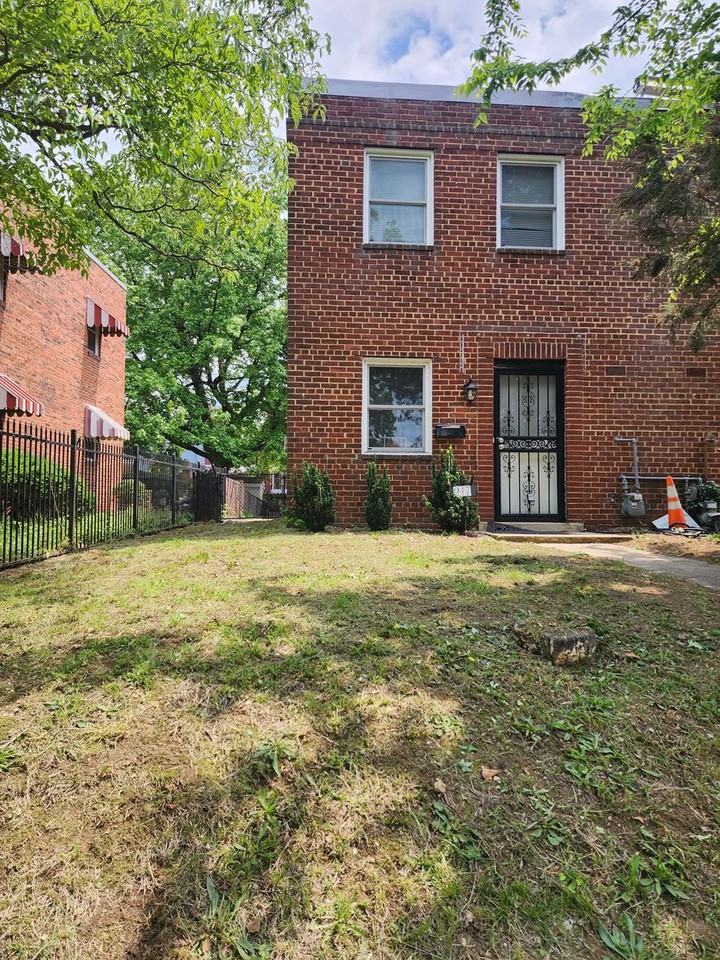 247 Anacostia Ave Ne - Photo 2 of 31