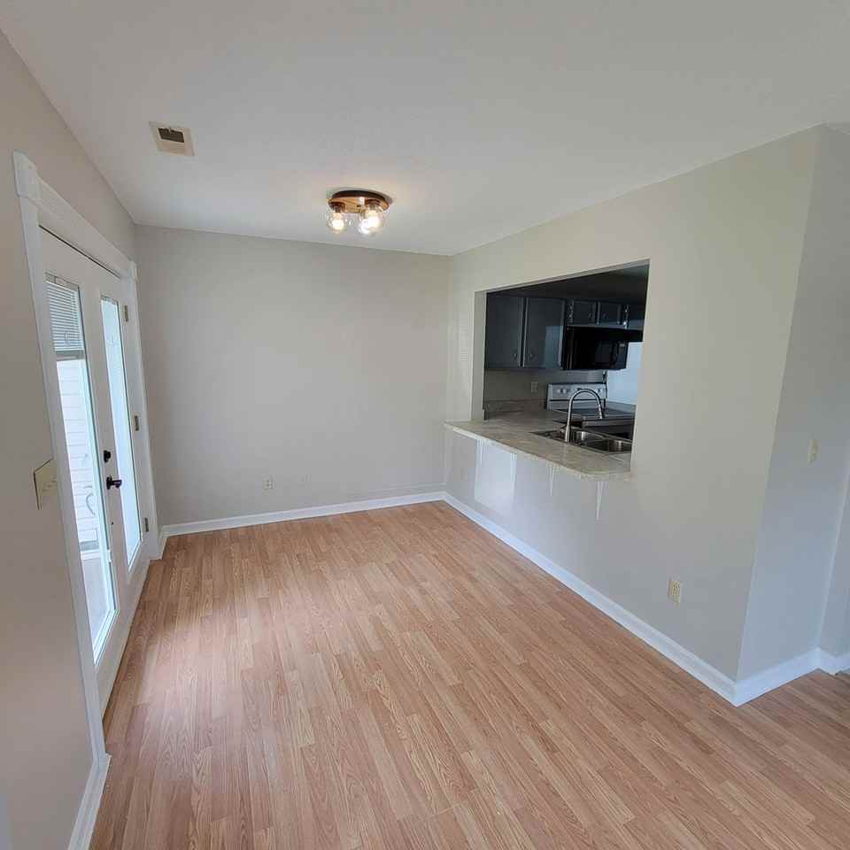 63 Eastgate Cir Apt C - Photo 3 of 20
