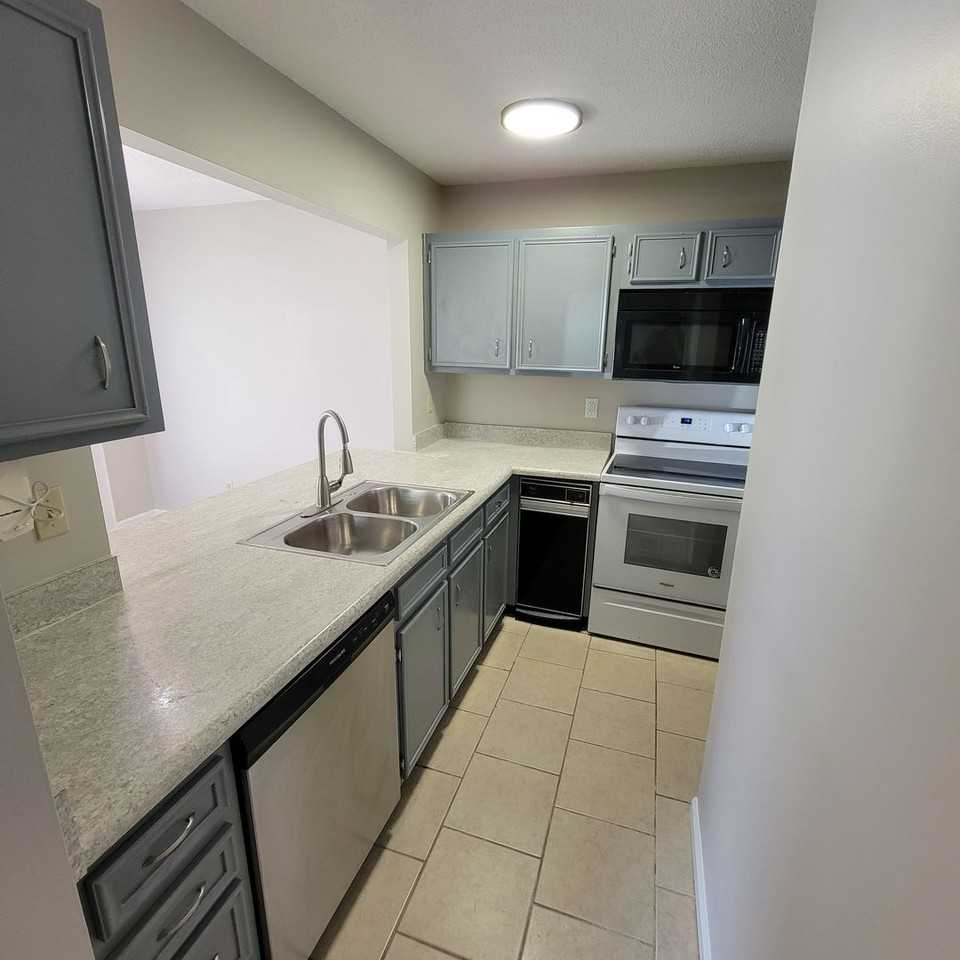 63 Eastgate Cir Apt C - Photo 4 of 20