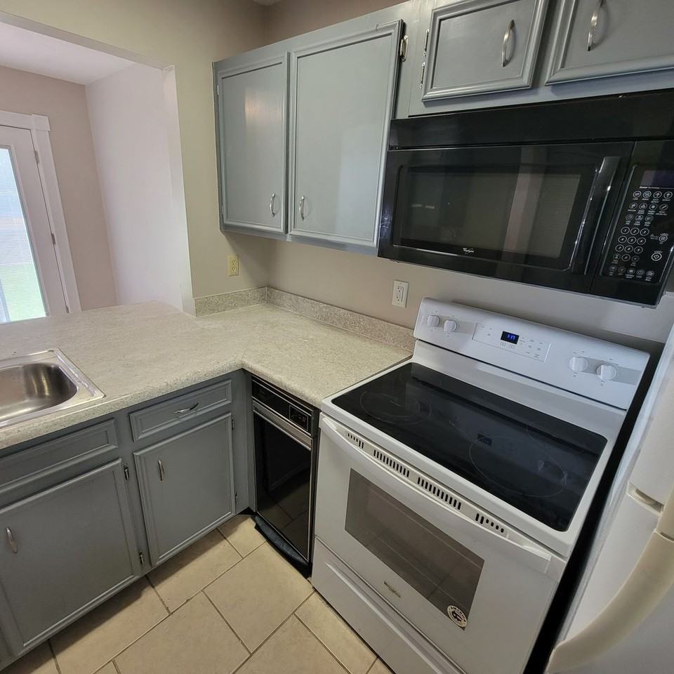 63 Eastgate Cir Apt C - Photo 5 of 20