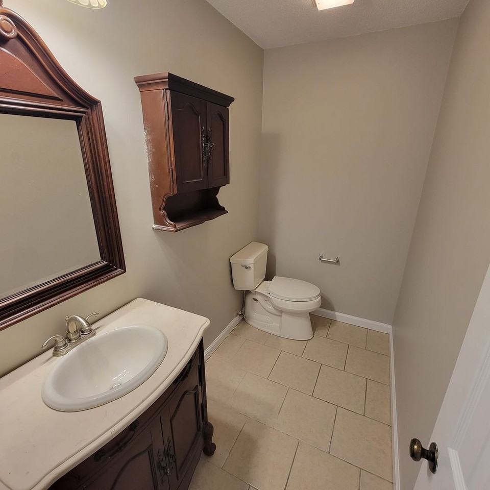 63 Eastgate Cir Apt C - Photo 7 of 20