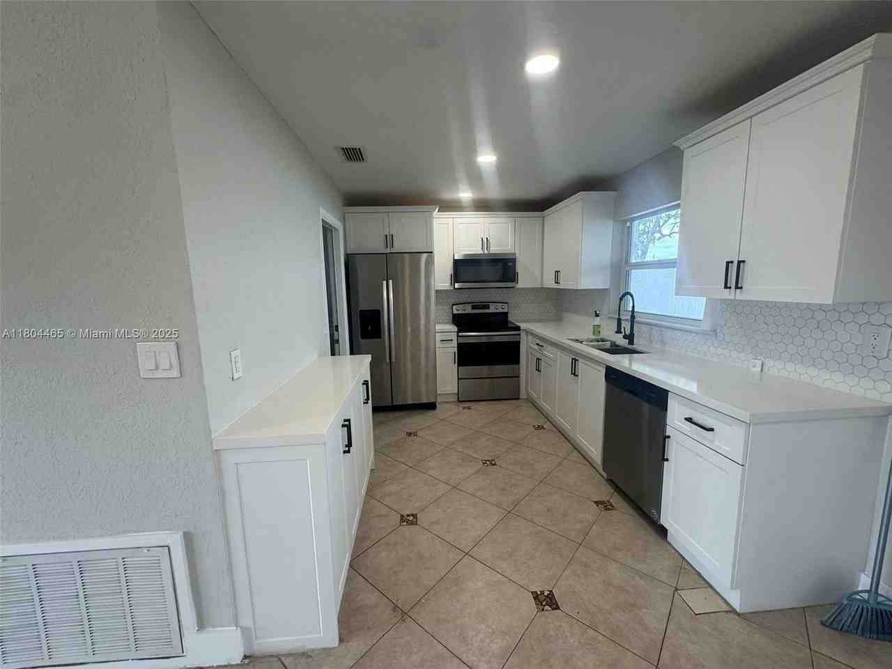 9431 Nw 10th St - Photo 3 of 14