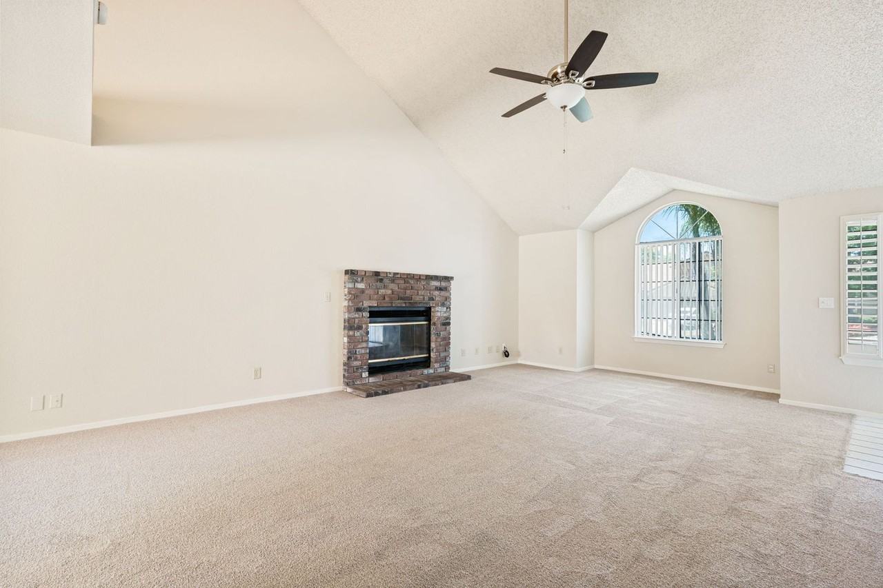 8840 N Barton Ave - Photo 4 of 12