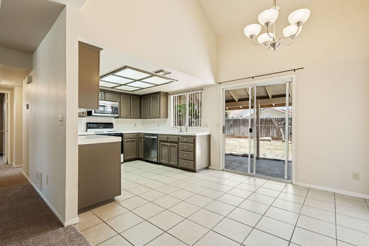 8840 N Barton Ave - Photo 6 of 12