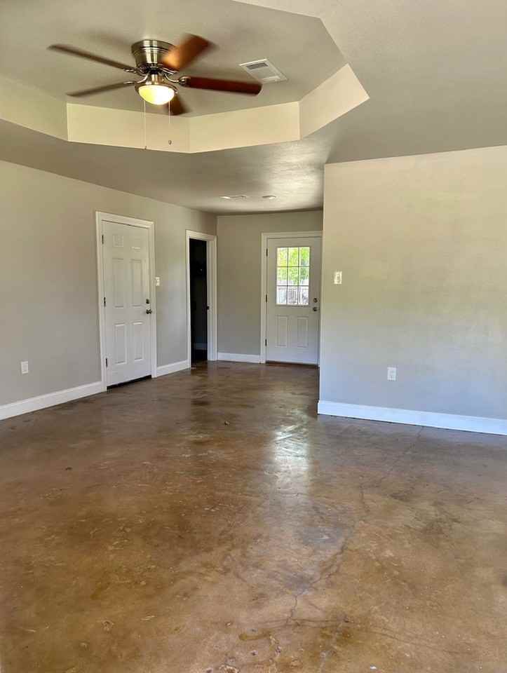 1305 Natchez St - Photo 2 of 10