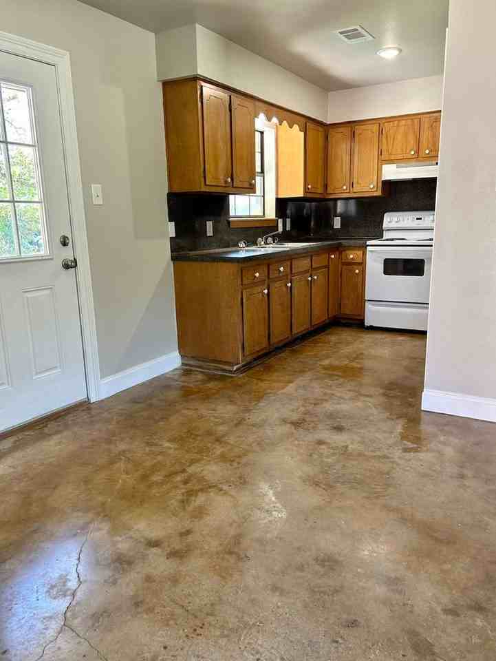 1305 Natchez St - Photo 3 of 10