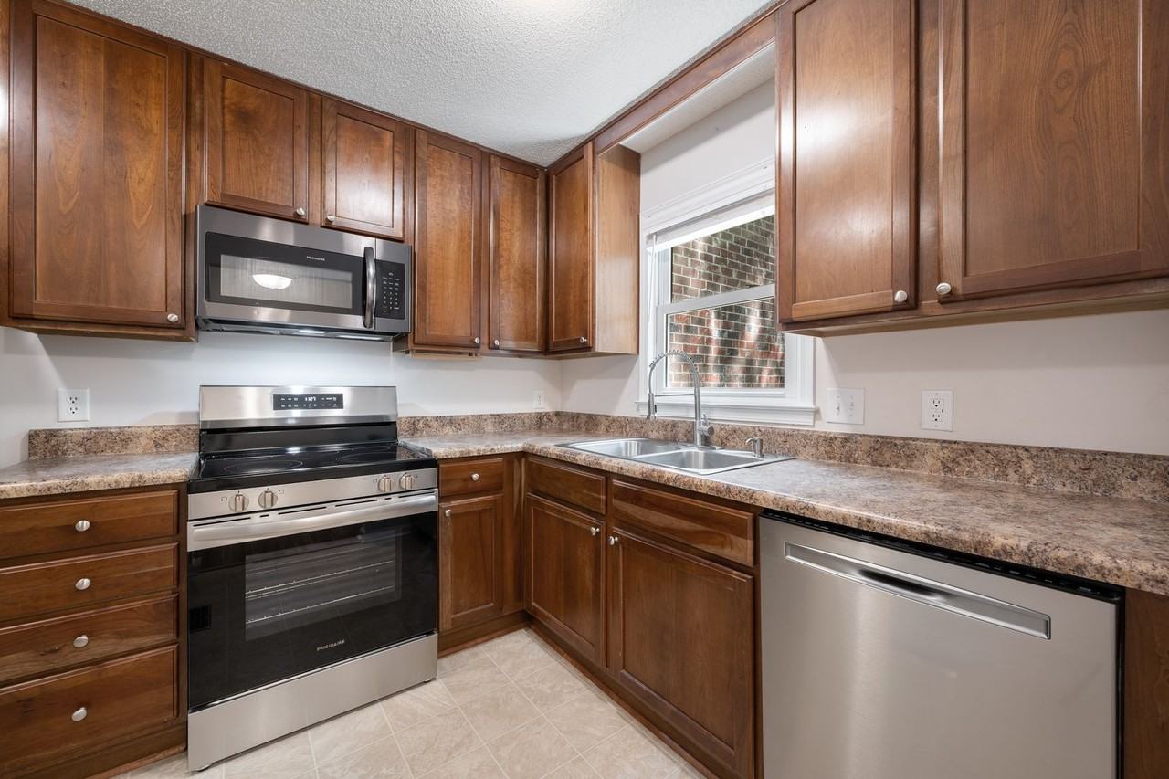 110 Gunston Ct - Photo 2 of 20