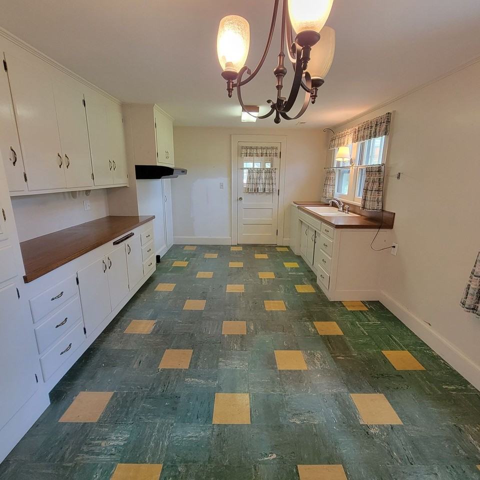 655 E 20th St - Photo 4 of 20