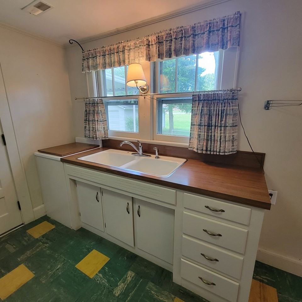 655 E 20th St - Photo 5 of 20