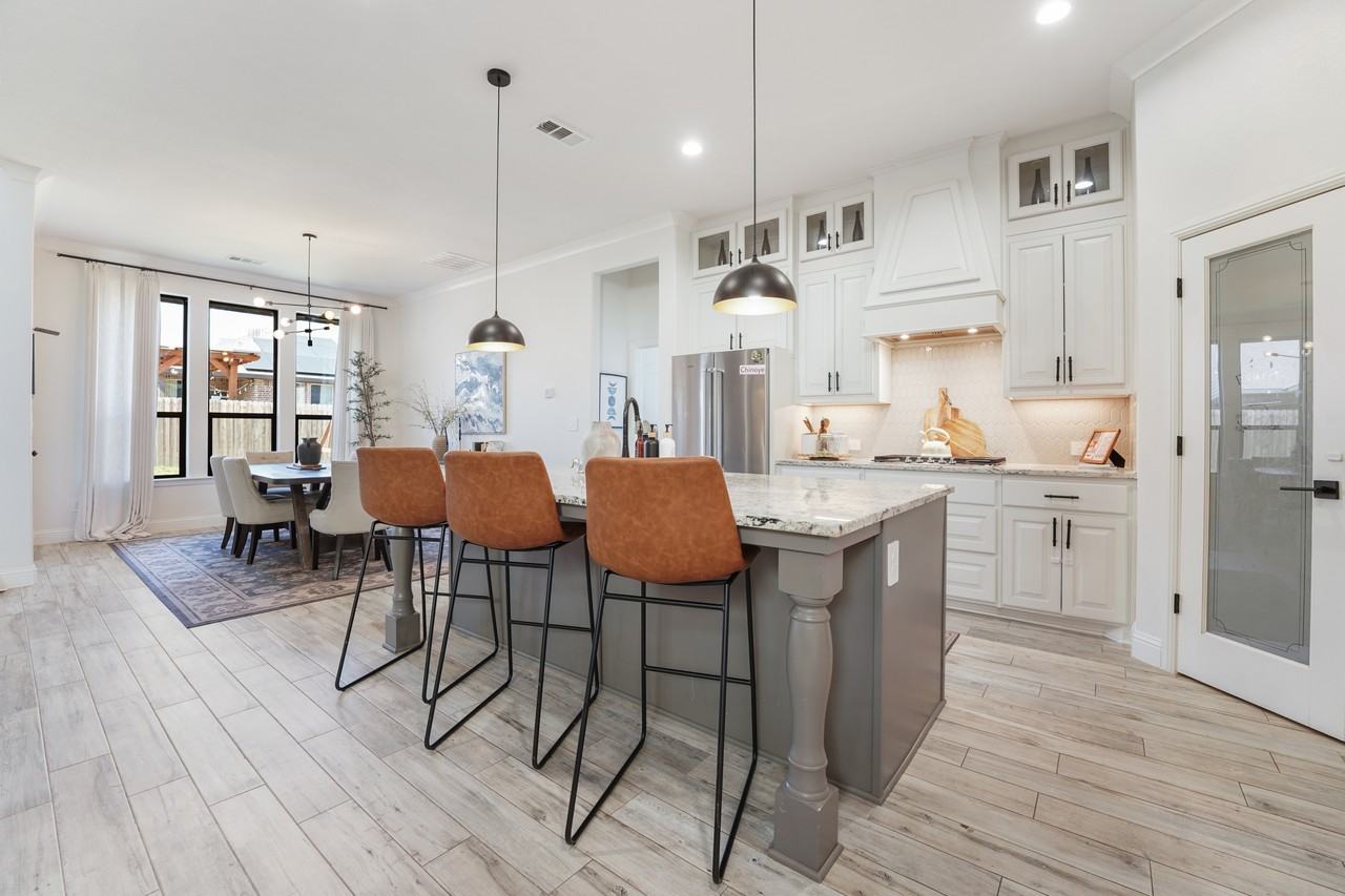 8425 Country Club Dr - Photo 2 of 8