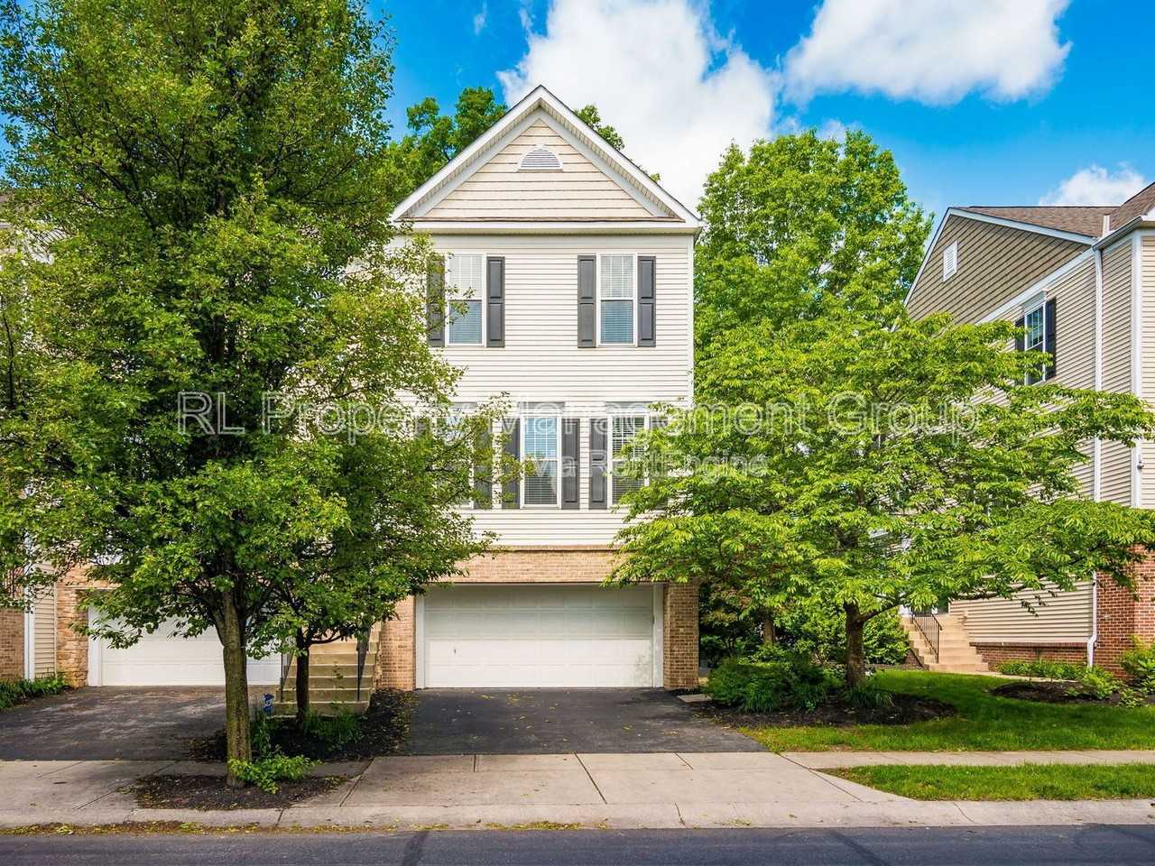 2853 Acarie Dr - Photo 2 of 40