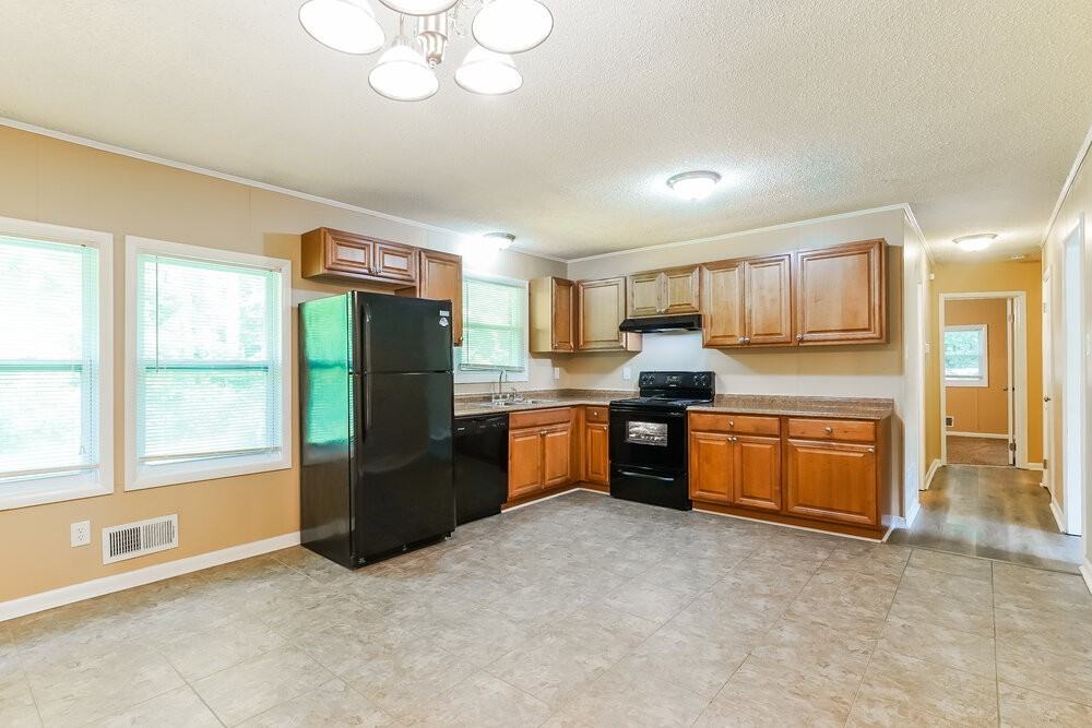 2415 Rose Ln - Photo 7 of 17