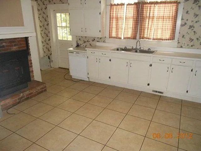 392 Pecan St Se - Photo 2 of 5