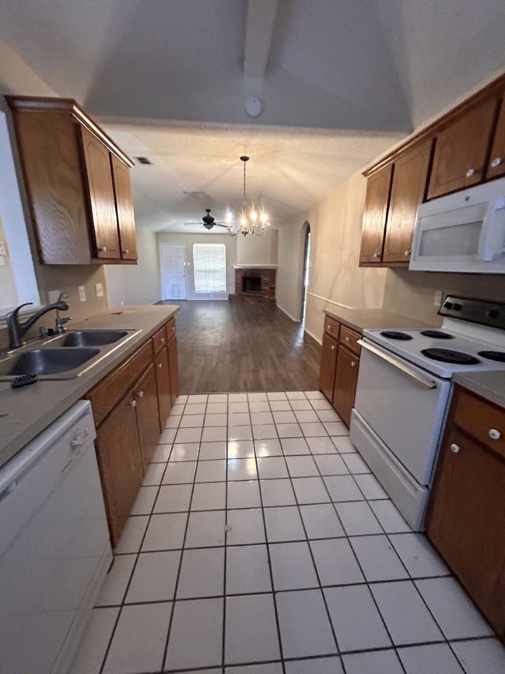 6107 14th St - Photo 5 of 12