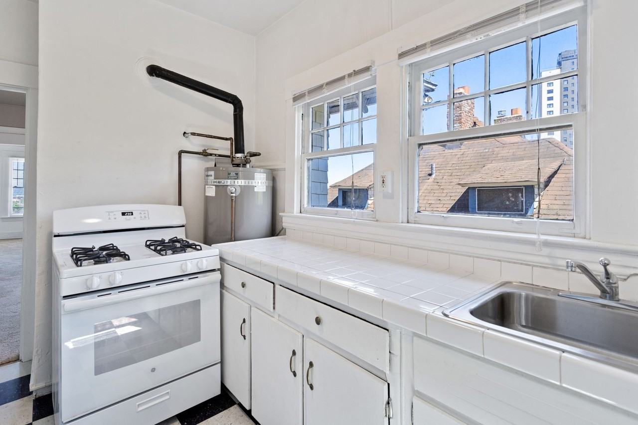 801A Sw Green Ave - Photo 4 of 37