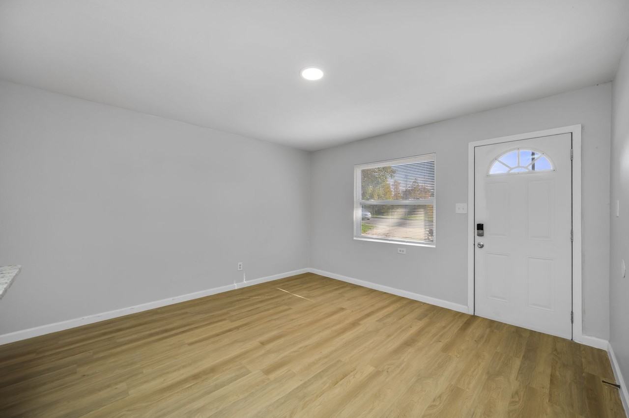 5106 E Columbus - Photo 2 of 13