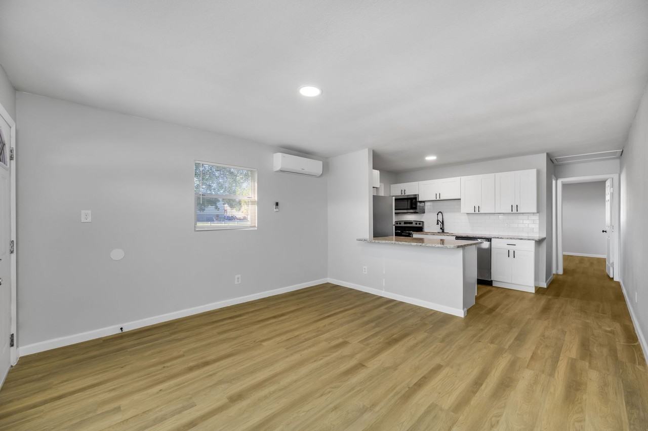5106 E Columbus - Photo 4 of 13