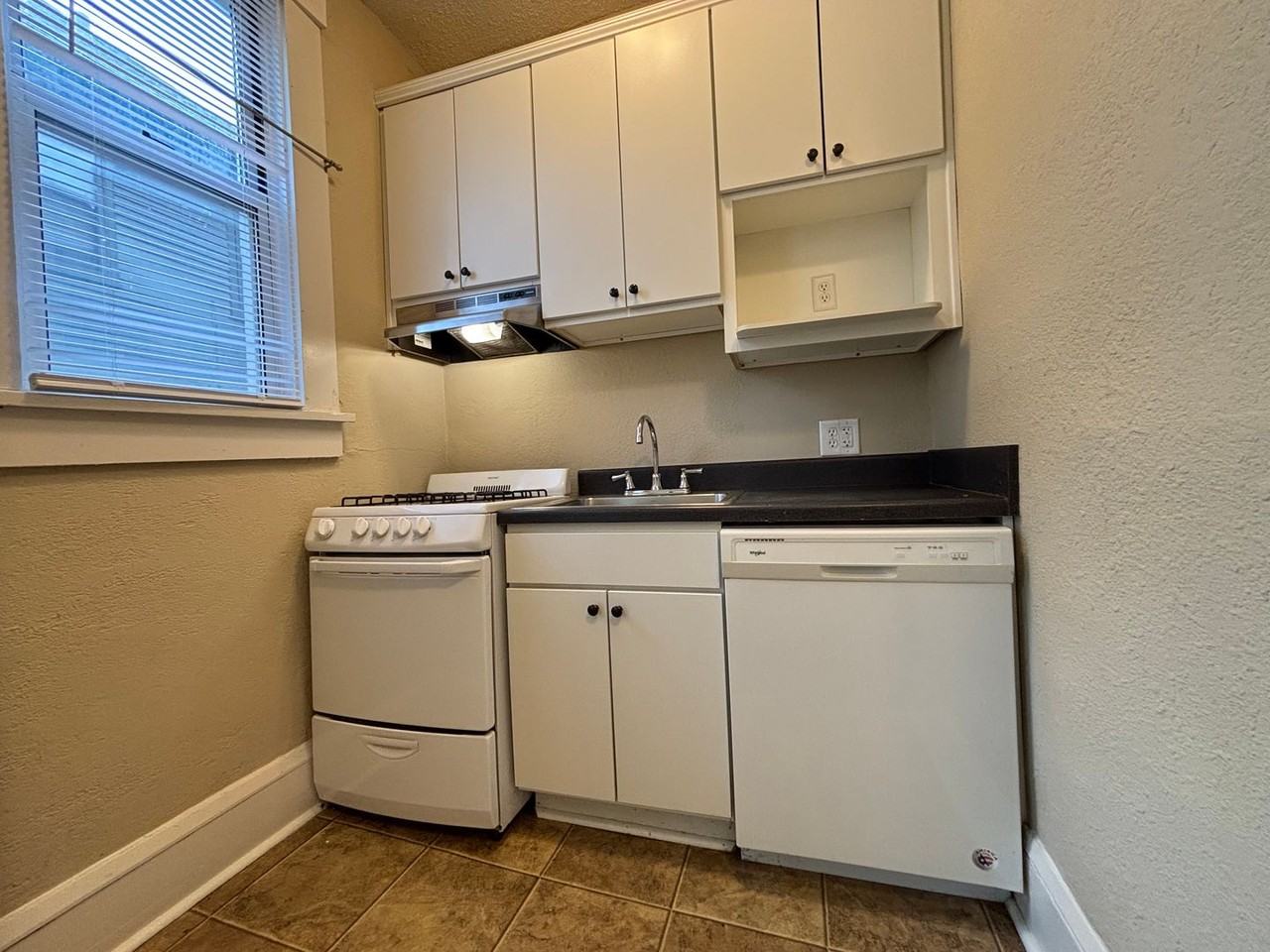 309 Dayton - Photo 2 of 32