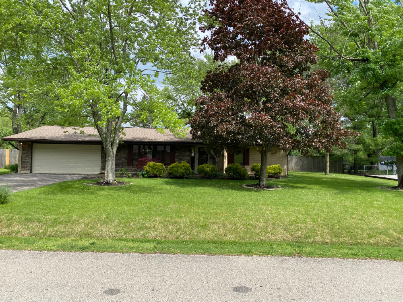 2302 Lakeview Dr - Photo 3 of 10