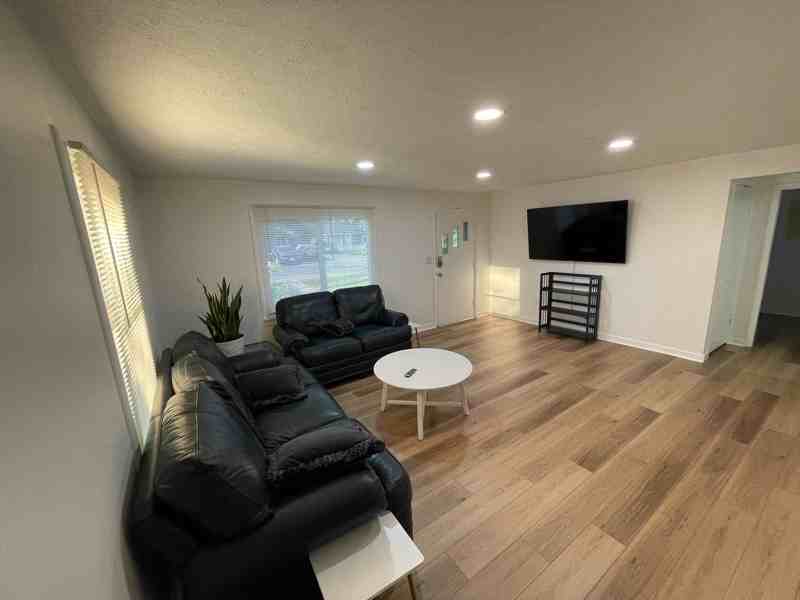 2512 East 72nd Street - Photo 6 of 9