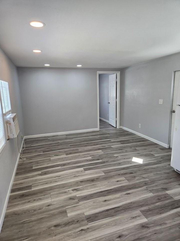 2535 Lakeview St - Photo 2 of 10