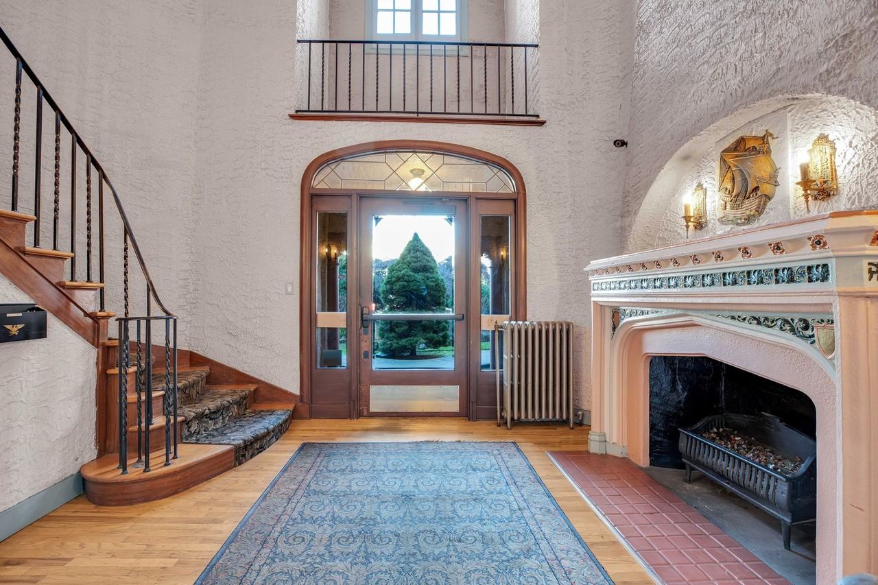 Discover Timeless Elegance in the Heart of Hawthorne - Photo 5 of 41