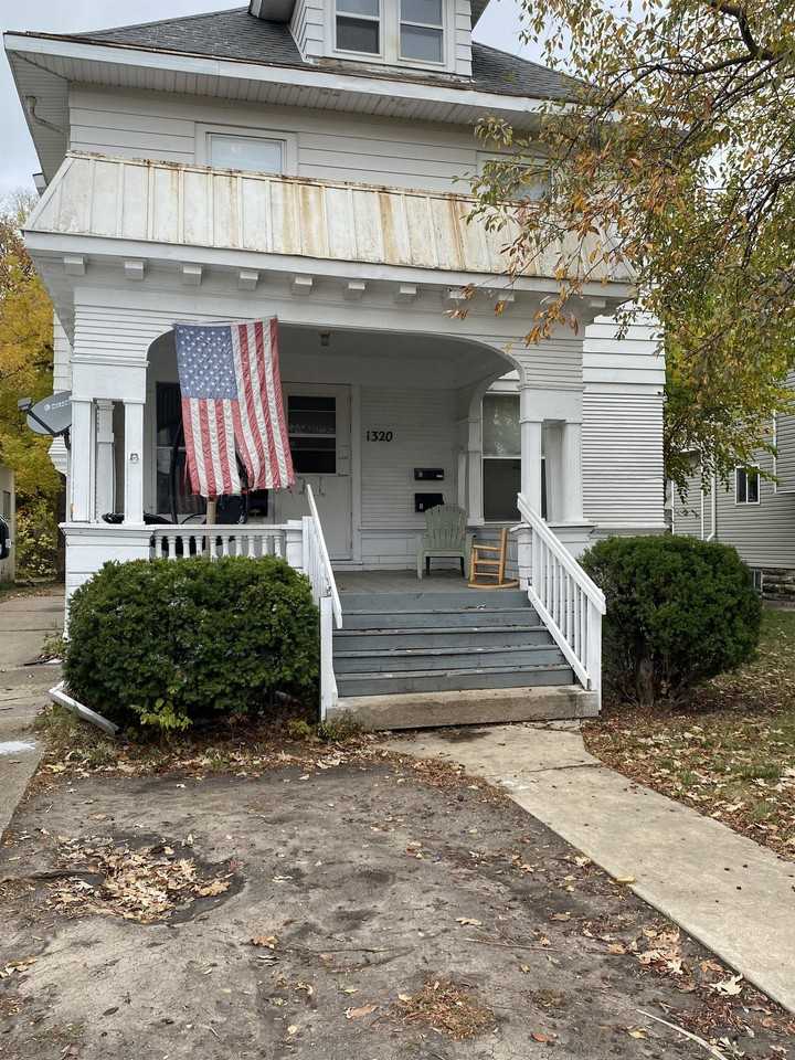 1320 1st Ave NW - Photo 2 of 33