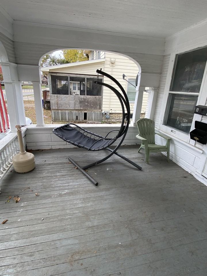 1320 1st Ave NW - Photo 3 of 33