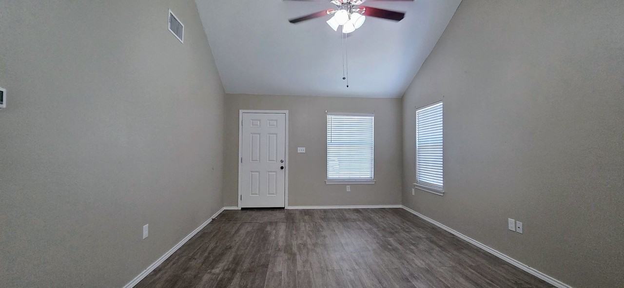 523 Clearfield Dr - Photo 3 of 20