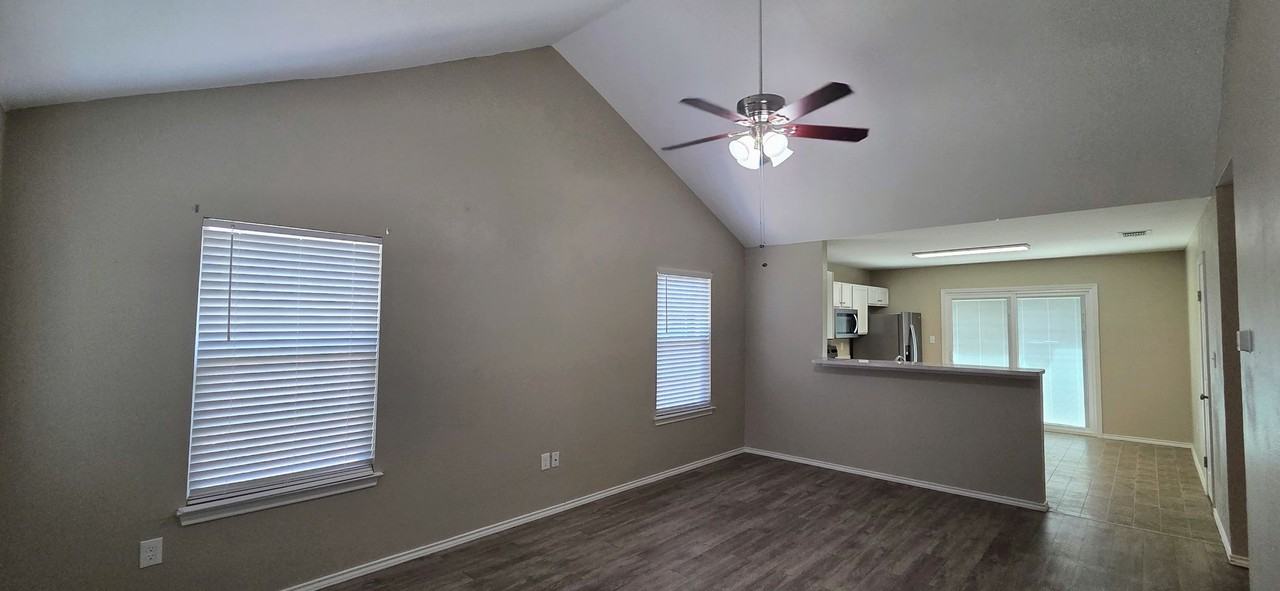523 Clearfield Dr - Photo 4 of 20