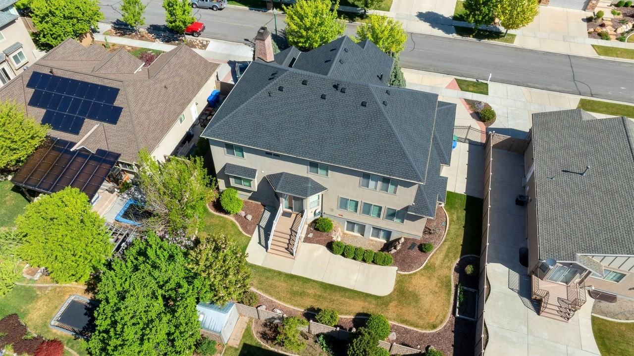 180 E 1520 N - Photo 2 of 38