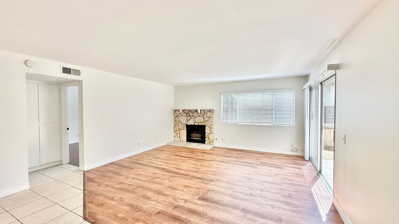 309 Ivy Ter - Photo 4 of 30