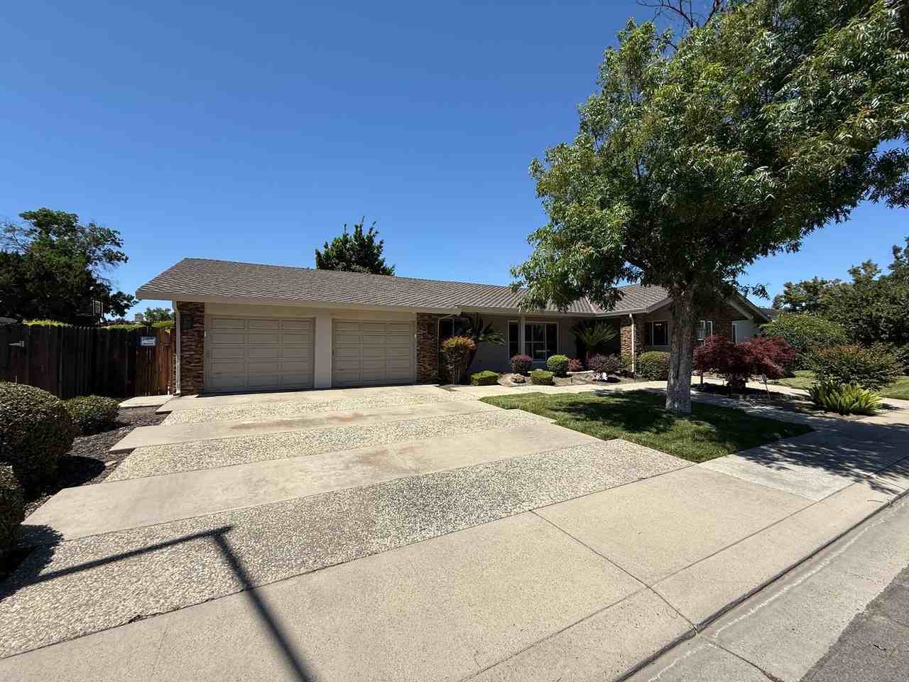 2721 Deerfield Pl - Photo 2 of 45