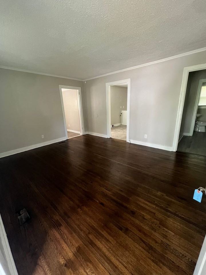 511 W 28th St - Photo 3 of 15