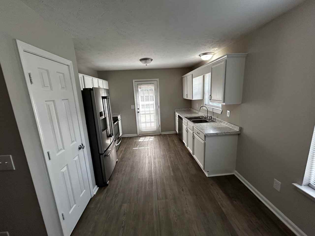 526 Cedar Park Cir - Photo 5 of 33