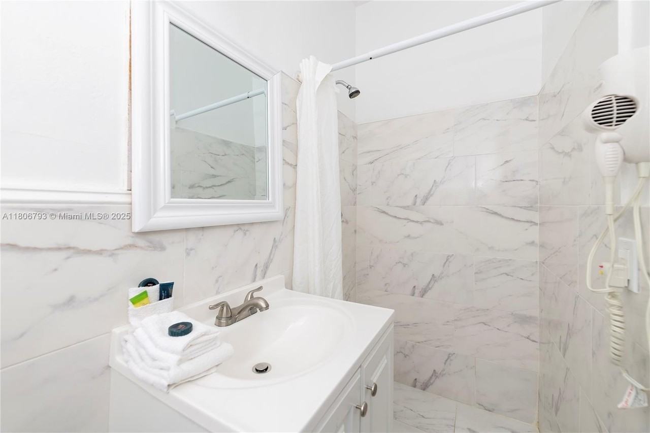 6760 Collins Ave #17 - Photo 3 of 6