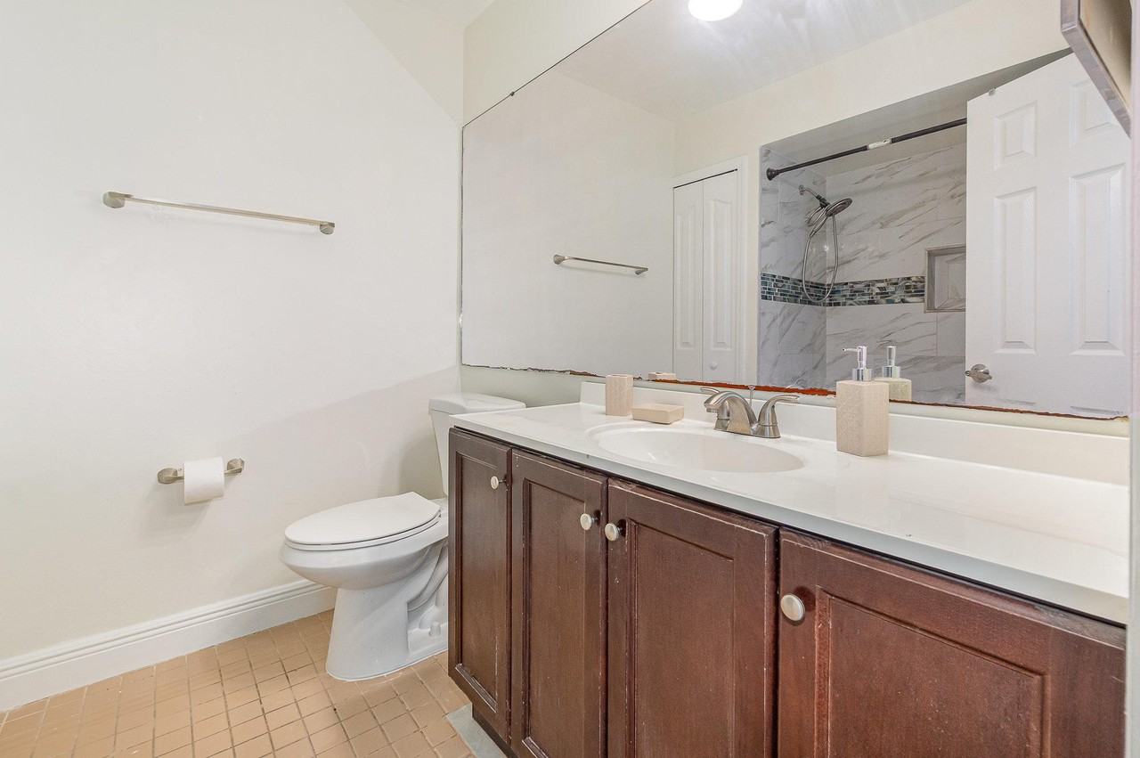 Scarsdale Manor Ln - Photo 4 of 8