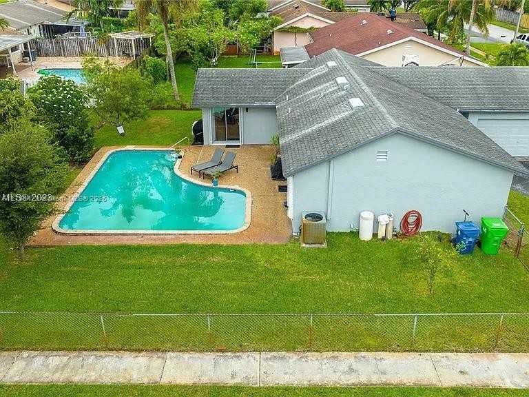 10900 Nw 28th St - Photo 2 of 8